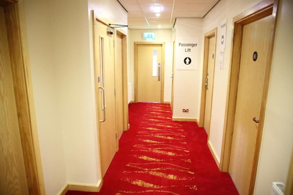 הודרספילד Cambridge Hotel מראה חיצוני תמונה